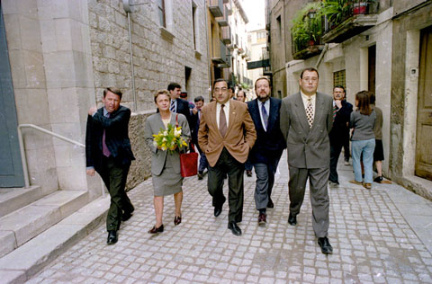 Inauguració de la reforma urbana del sector del Mercadal. Les autoritats al carrer de l'Obra. D'esquerra a dreta, el delegat de la Generalitat a Girona, Xavier Soy, l'esposa del president de la Generalitat, Marta Ferrusola i l'alcalde, Joaquim Nadal. 1994