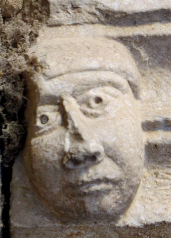 Detall de l'entrada lateral de l'església de Santa Susanna del Mercadal