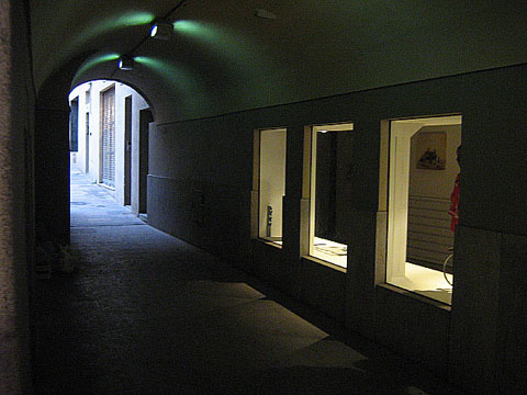 El carrer de les Olles des de les voltes de la Rambla de la Llibertat