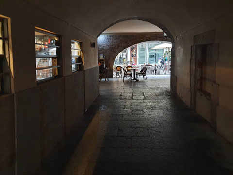 El carrer de les Olles. Al fons, la Rambla de la Llibertat