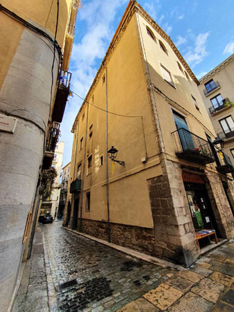 El carrer de les Peixateries cantonada amb la plaça de les Castanyes