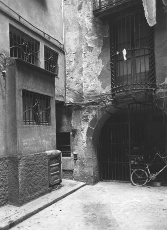 La pla&ccedil;a dels Ra&iuml;ms. La volta que apareix enreixada donava al carrer&oacute; de la Merceria que comunicava amb l'Argenteria. Aquest carrer va ser privatitzat. 1984