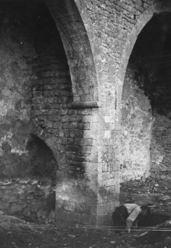 Obres del Passeig Arqueol&ograve;gic. Obrer treballant als peus d'un dels arcs de la muralla. 1960