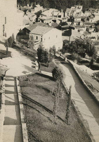 Vista del Passeig Arqueol&ograve;gic. En segon terme, al centre, les Sarra&iuml;nes. 1960