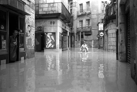 Inundacions a Girona provocades pel desbordament del riu Onyar, Ter i Güell. Nivell de l'aigua a Quatre Cantons. 1962