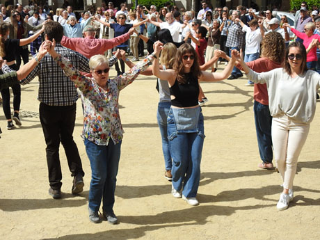 Diada de Sant Jordi 2023 a Girona. Audició de sardanes amb la Cobla Bisbal Jove