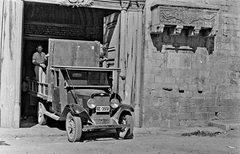 Un camió carrega les obres d'art de l'església de Sant Feliu de Girona per evitar-ne la destrucció. 1936