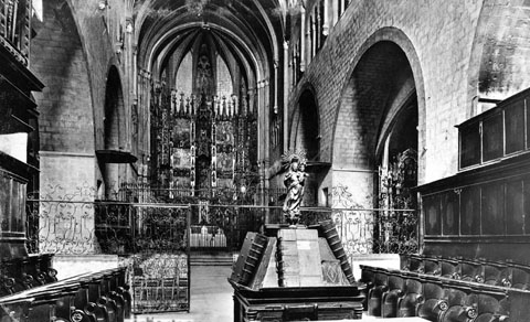 Nau i altar major i retaule de l'església de Sant Feliu. En primer terme, el cor de l'església. 1910