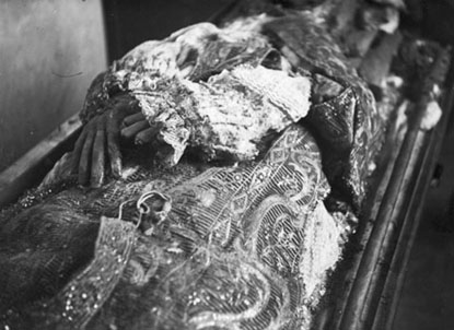 Moment de l'acte d'obertura del sepulcre de Sant Narcís. Detall de les despulles del sant. 1936