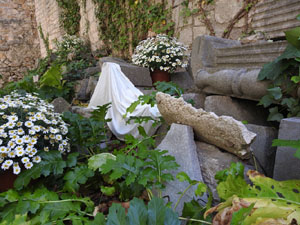 Temps de Flors 2023. Catedral - Passadís al fossat de l'absis