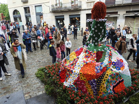 Temps de Flors 2023. Pujada del pont de Pedra
