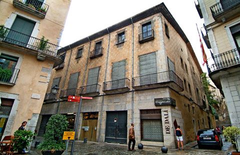 El Palau de Caramany des de la plaça de l'Oli. 2007