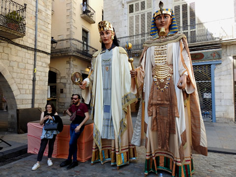 Els gegants Faraons de Lleida plantats a la plaça del Vi