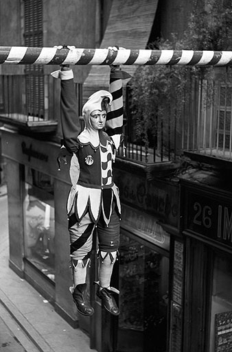 El Tarlà penjat al carrer de l'Argenteria durant les festes de Primavera. 1975