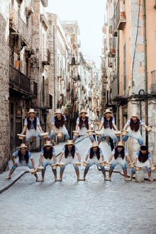 Artistes del X Festival Internacional de Circ Elefant d'Or pels carrers de la ciutat. Fotografia de Beto P&eacute;rez