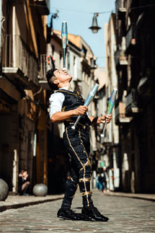 Artistes del X Festival Internacional de Circ Elefant d'Or pels carrers de la ciutat. Fotografia de Beto P&eacute;rez