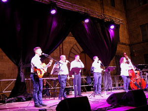 Fires de Sant Narc&iacute;s 2023. Cantada d'havaneres a la pla&ccedil;a de la Catedral pel grup Terra Endins