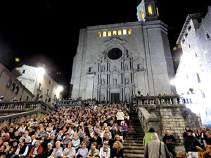 Fires de Sant Narc&iacute;s 2023. Cantada d'havaneres a la pla&ccedil;a de la Catedral pel grup Terra Endins