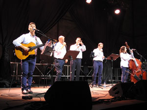 Fires de Sant Narc&iacute;s 2023. Cantada d'havaneres a la pla&ccedil;a de la Catedral pel grup Terra Endins