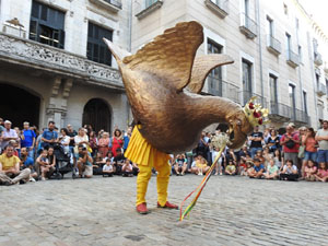 Arribada a la plaça del Vi i ball de l'Àliga de la Ciutat