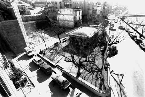 Vista del Jard&iacute; de la Inf&agrave;ncia des d'un indret elevat. S'hi observa una atracci&oacute; de fira. 1997