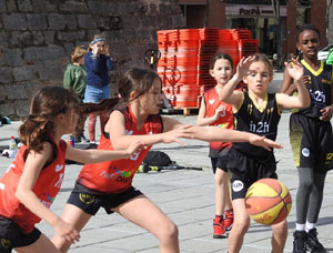 XII Jornada de l'Esport Femen&iacute; 2024 a la pla&ccedil;a Salvador Espriu i la de Francesc Calvet i Rubalcaba