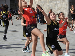 XII Jornada de l'Esport Femen&iacute; 2024 a la pla&ccedil;a Salvador Espriu i la de Francesc Calvet i Rubalcaba