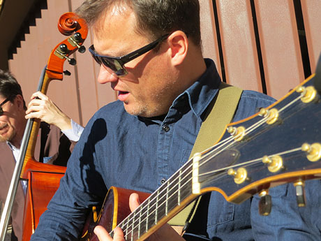 Nadal 2023 a Girona. Girona Christmas Swing. Actuaci&oacute; de The Explosive Swing Trio