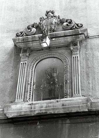 Imatge de Sant Cristòfol dins una fornícula del carrer de les Ballesteries. 1991