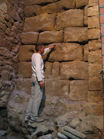 Un tram de l'antiga muralla descoberta durant les obres de rehabilitació d'un edifici al carrer Ballesteries. 2003