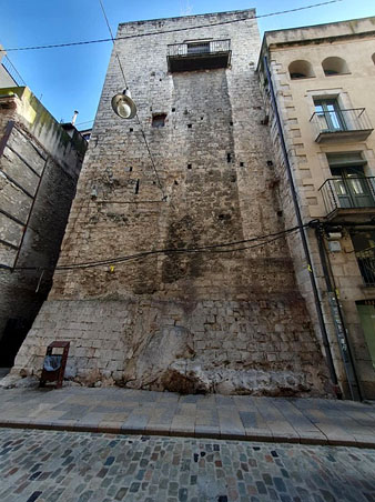 La torre Foix Boschmonar, restes de l'antiga muralla
