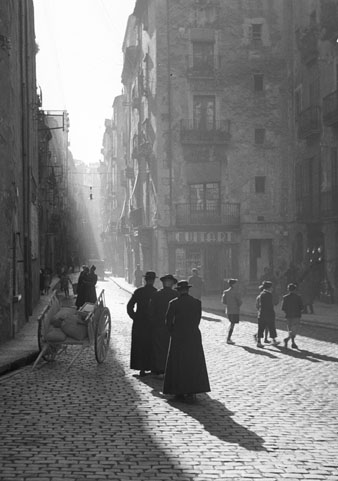 Vista del carrer Ballesteries amb uns capellans al centre. 1947