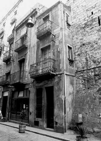 La casa adossada a la torre Foix-Boschmonar va ser adquirida per l'Ajuntament per tal de procedir al seu enderrocament. 1984