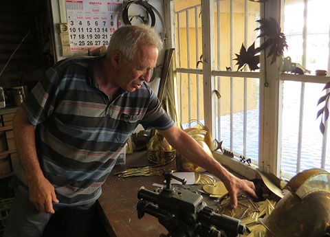 Ramon Boix al seu taller amb cascs de manaies. 2015