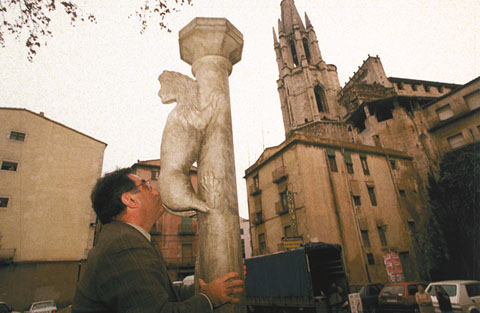 L'alcalde de Girona, Joaquim Nadal fent un pet&oacute; al cul de la lleona. 1986