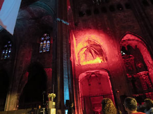 Representació de la Consueta de Sant Jordi cavaller a la nau gòtica de la Catedral