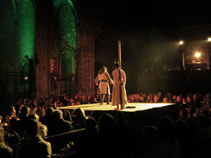 Representació de la Consueta de Sant Jordi cavaller a la nau gòtica de la Catedral