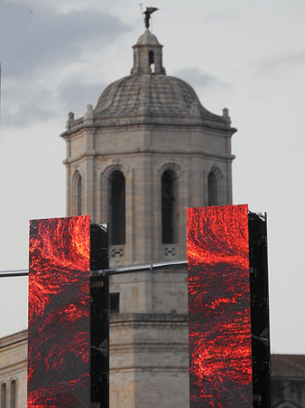 L'obra artística amb la Catedral al fons