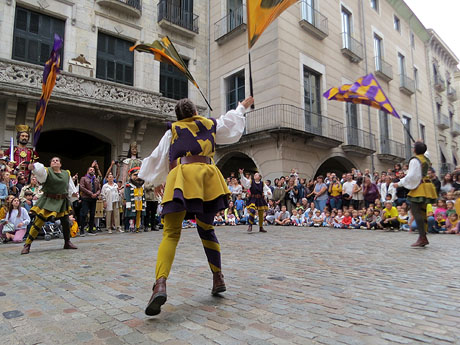 Fires de Sant Narcís 2025. Toc de rams. Cerimònia del canvi de rams de les gegantes