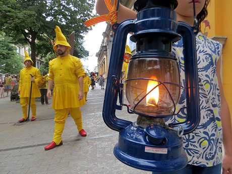 Cercavila de la Flama del Canig&oacute; 2025 fins la pla&ccedil;a del Vi