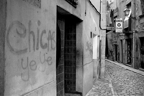 vista del carrer del Portal de la Barca. A l'esquerra, l'entrada d'un bar no identificat. 1989