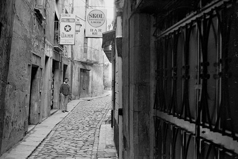 Vista del carrer del Portal de la Barca amb un arc al fons. 1989