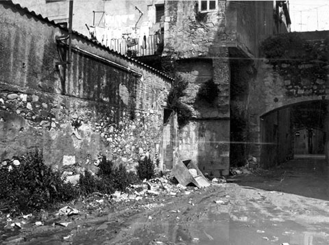 El carrer del Portal de la Barca, vist des del carrer d'en Jaume Pons i Martí, abans de la seva urbanització. 1972