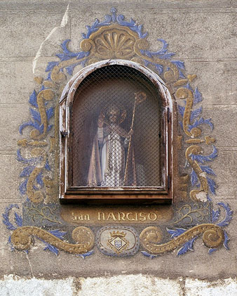 Fornícula amb la imatge de Sant Narcís, encastada al mur nord de l'església de Sant Feliu, al carrer Portal de la Barca. 2006