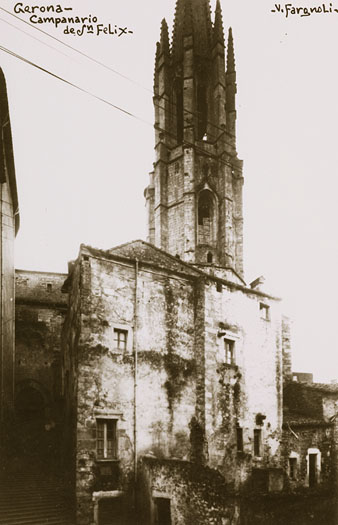 El campanar de l'església de Sant Feliu vist des del carrer del Portal de la Barca. 1911