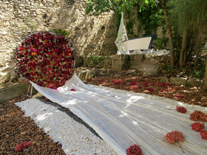 Temps de Flors 2025. Catedral. Passadís fossat de l'absis