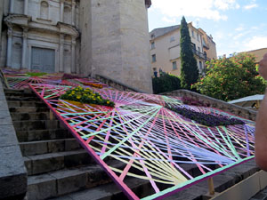 Temps de Flors 2025. Basílica de Sant Feliu. Escalinata
