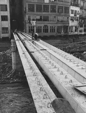 Treballs de construcci&oacute; del nou pont. 1973