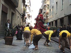 Cercavila pel barri del Mercadal amb gegants, capgrossos i bastoners