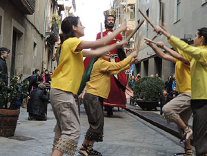 Cercavila pel barri del Mercadal amb gegants, capgrossos i bastoners